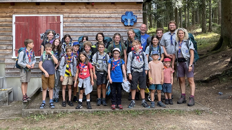 Alpirsbach24 Gruppenfoto vor der Huette auf dem Hummelbuehl